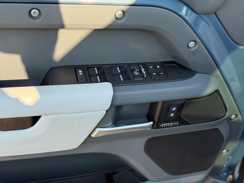 Land Rover Defender Vehicle Full-screen Gallery Image 16