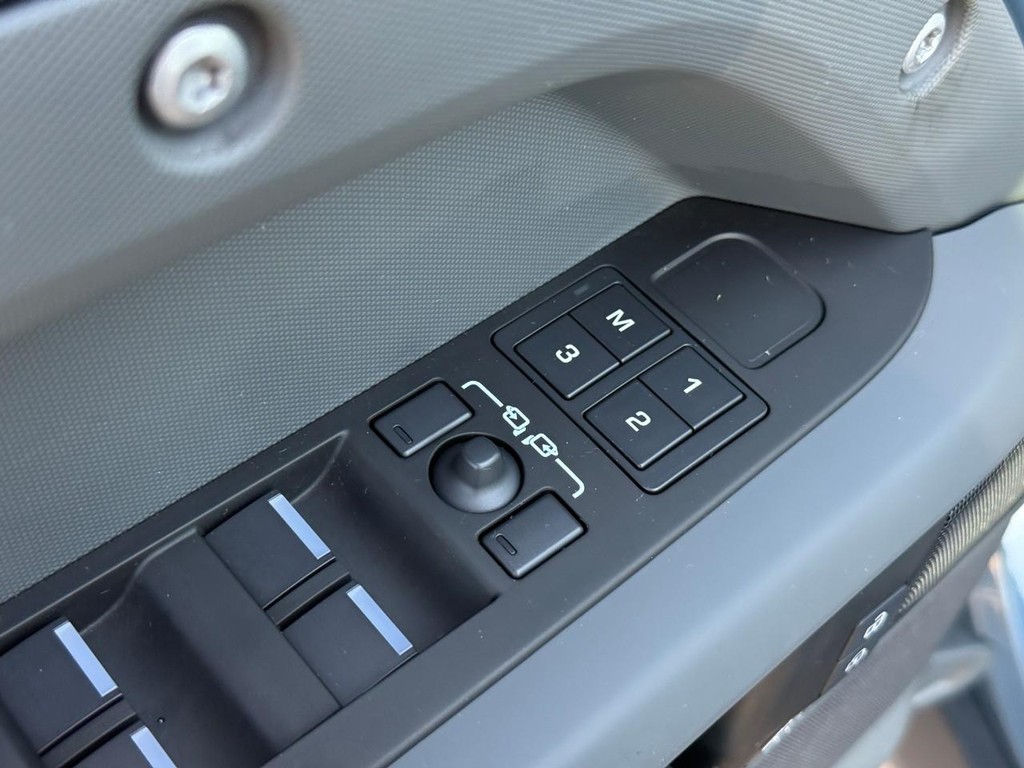 Land Rover Defender Vehicle Full-screen Gallery Image 17