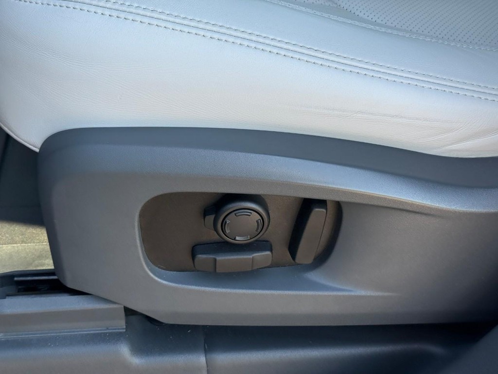 Land Rover Defender Vehicle Full-screen Gallery Image 19