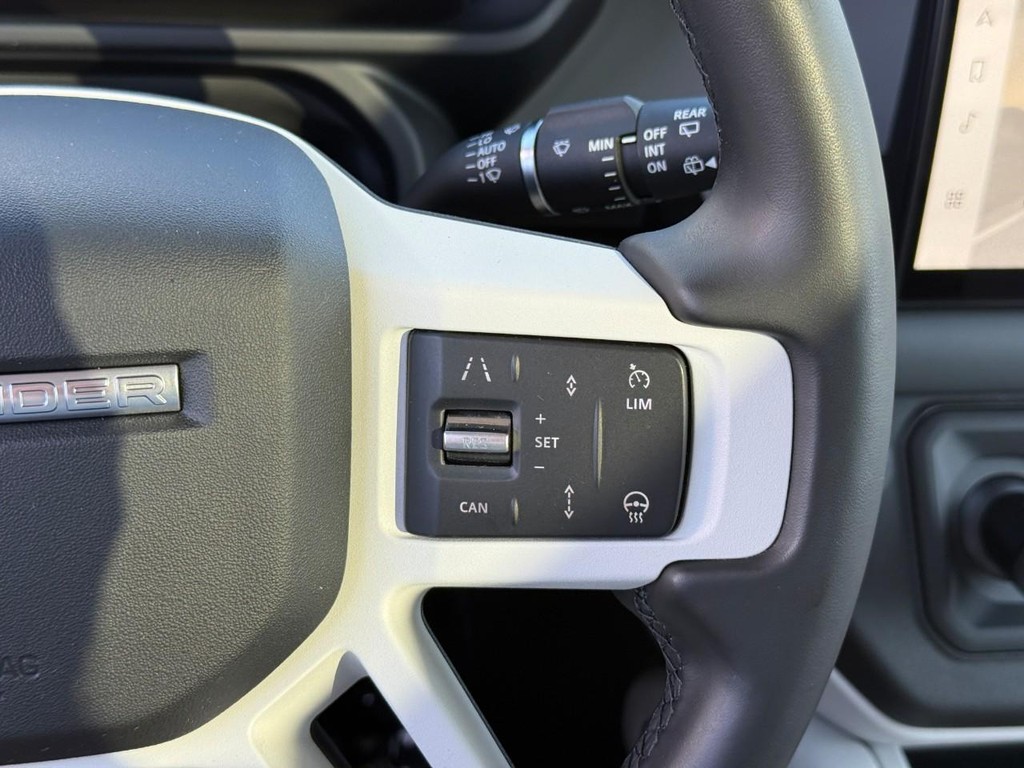 Land Rover Defender Vehicle Full-screen Gallery Image 21