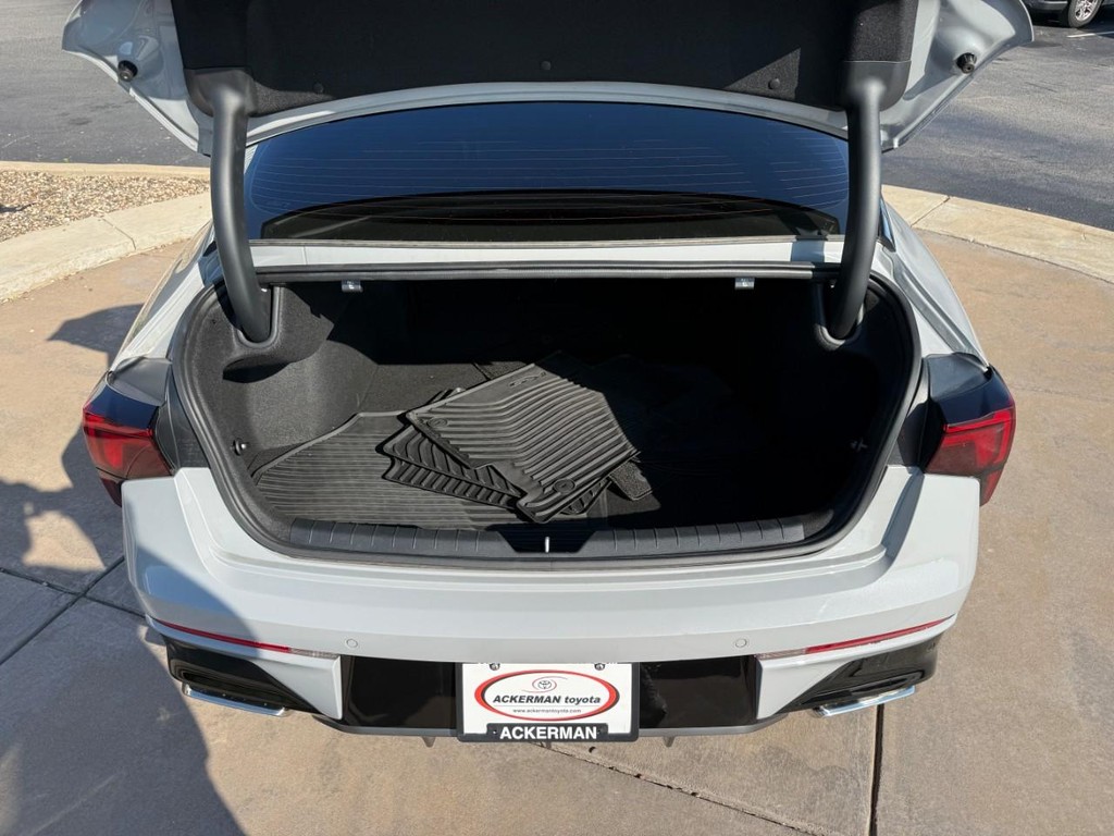 Kia K5 Vehicle Full-screen Gallery Image 06