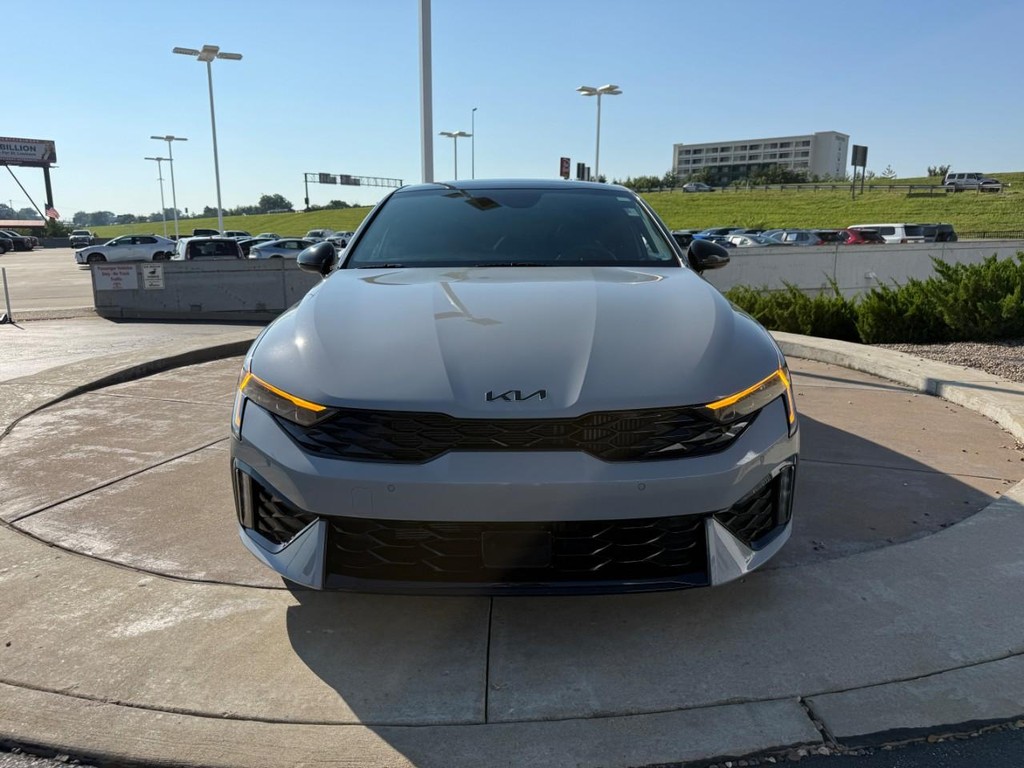 Kia K5 Vehicle Full-screen Gallery Image 09