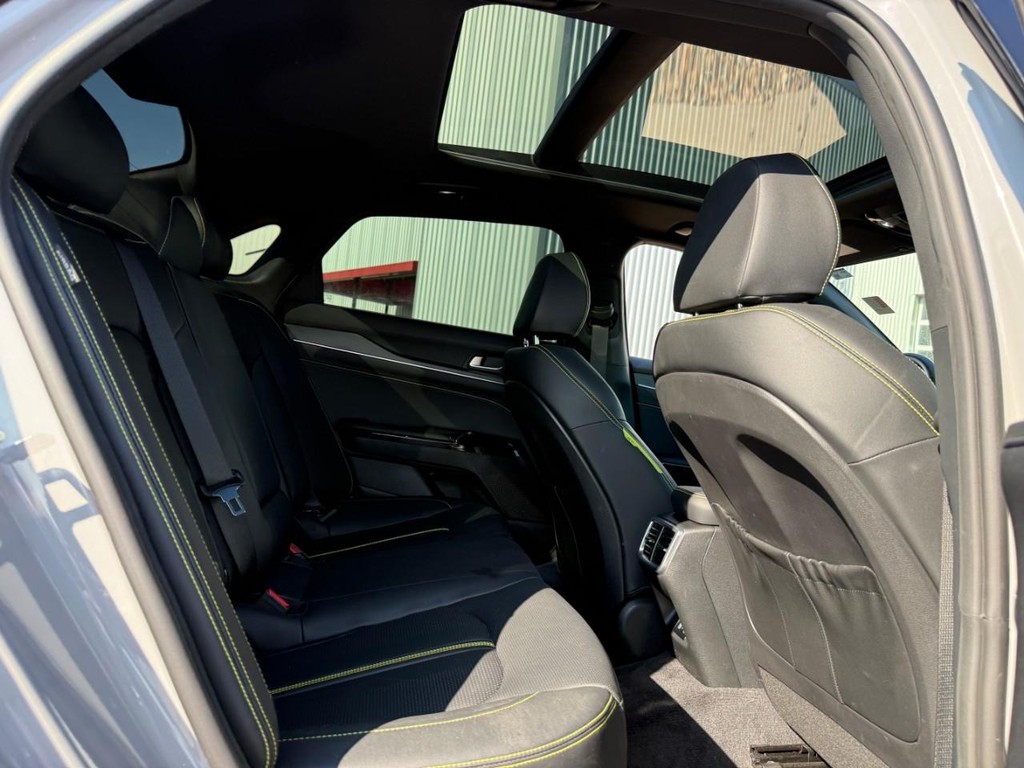 Kia K5 Vehicle Full-screen Gallery Image 10