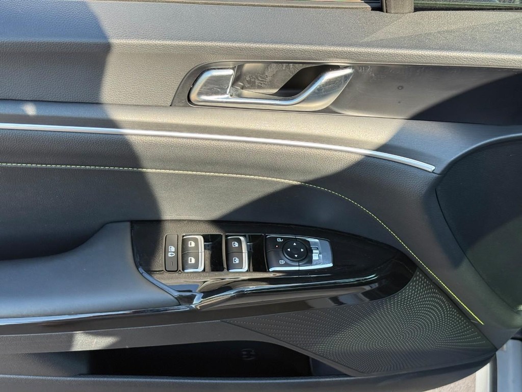 Kia K5 Vehicle Full-screen Gallery Image 15