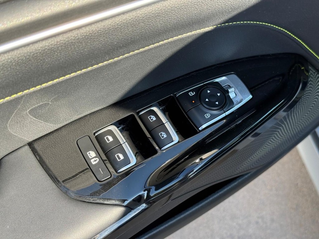 Kia K5 Vehicle Full-screen Gallery Image 16
