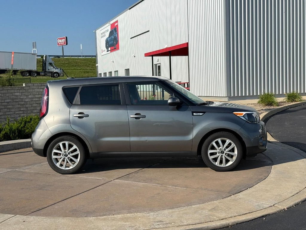 Kia Soul Vehicle Full-screen Gallery Image 02