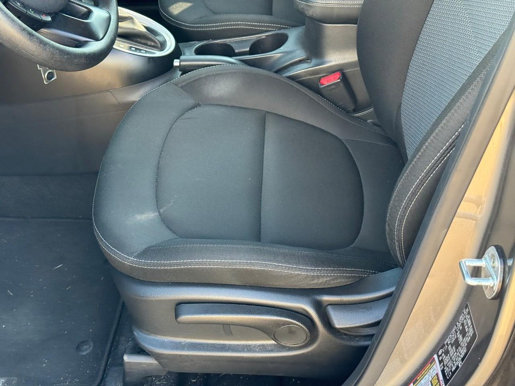 Kia Soul Vehicle Full-screen Gallery Image 17