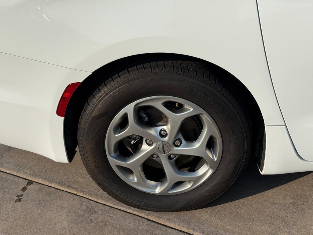 Chrysler Pacifica Vehicle Full-screen Gallery Image 04