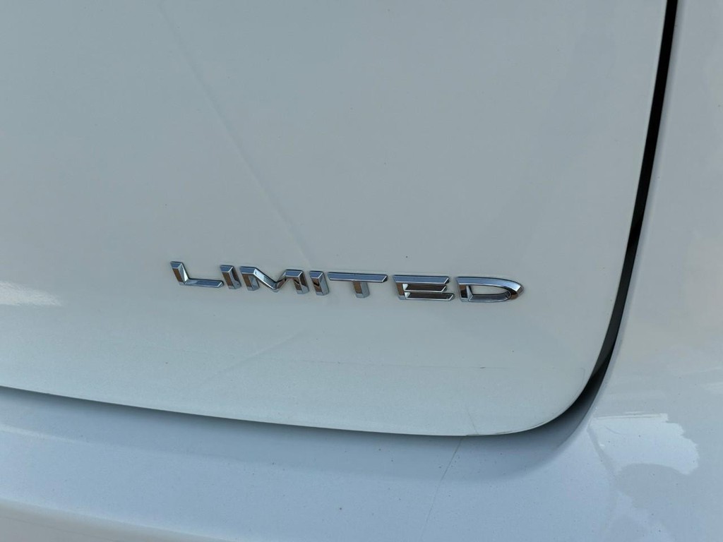 Chrysler Pacifica Vehicle Full-screen Gallery Image 05