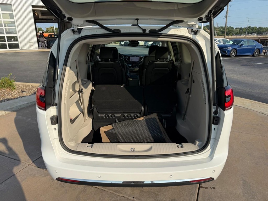 Chrysler Pacifica Vehicle Full-screen Gallery Image 06