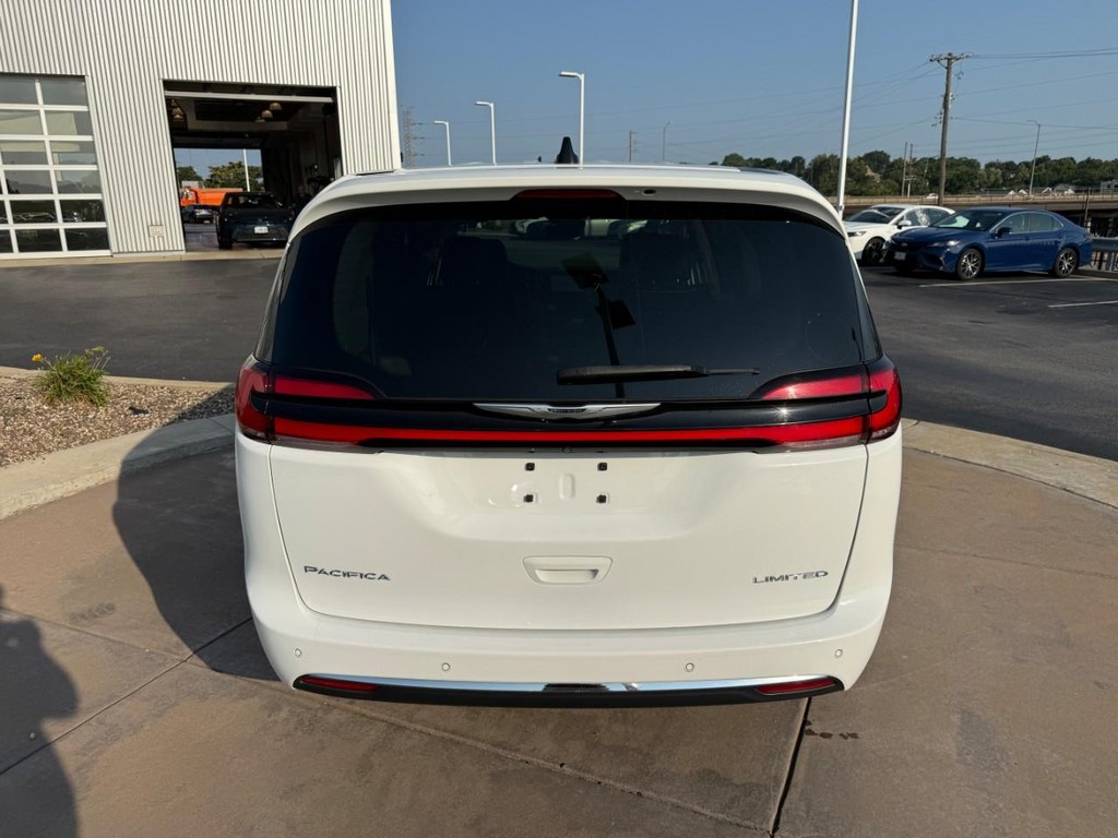 Chrysler Pacifica Vehicle Full-screen Gallery Image 07