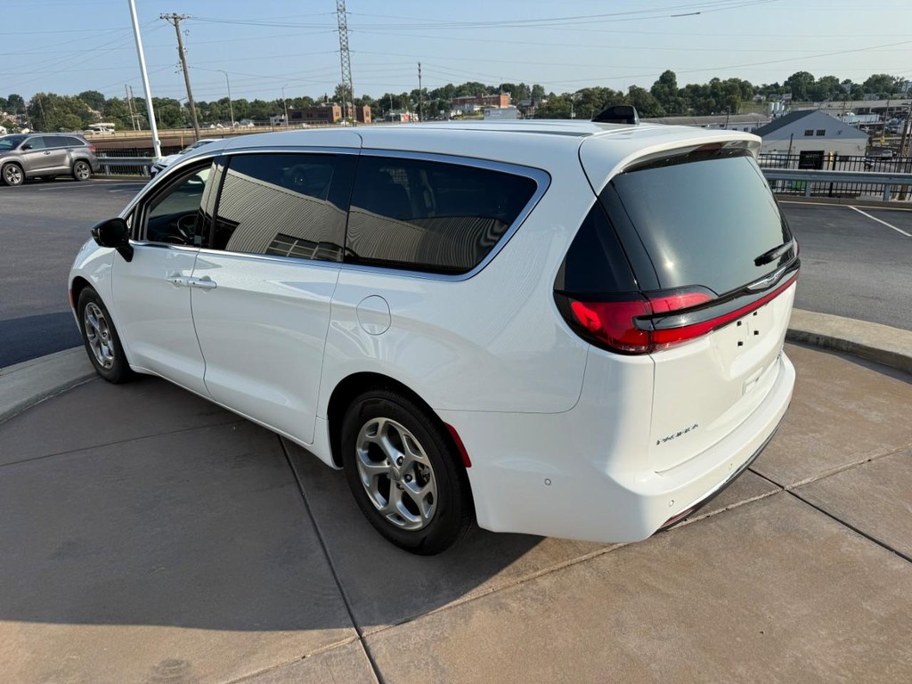 Chrysler Pacifica Vehicle Full-screen Gallery Image 08