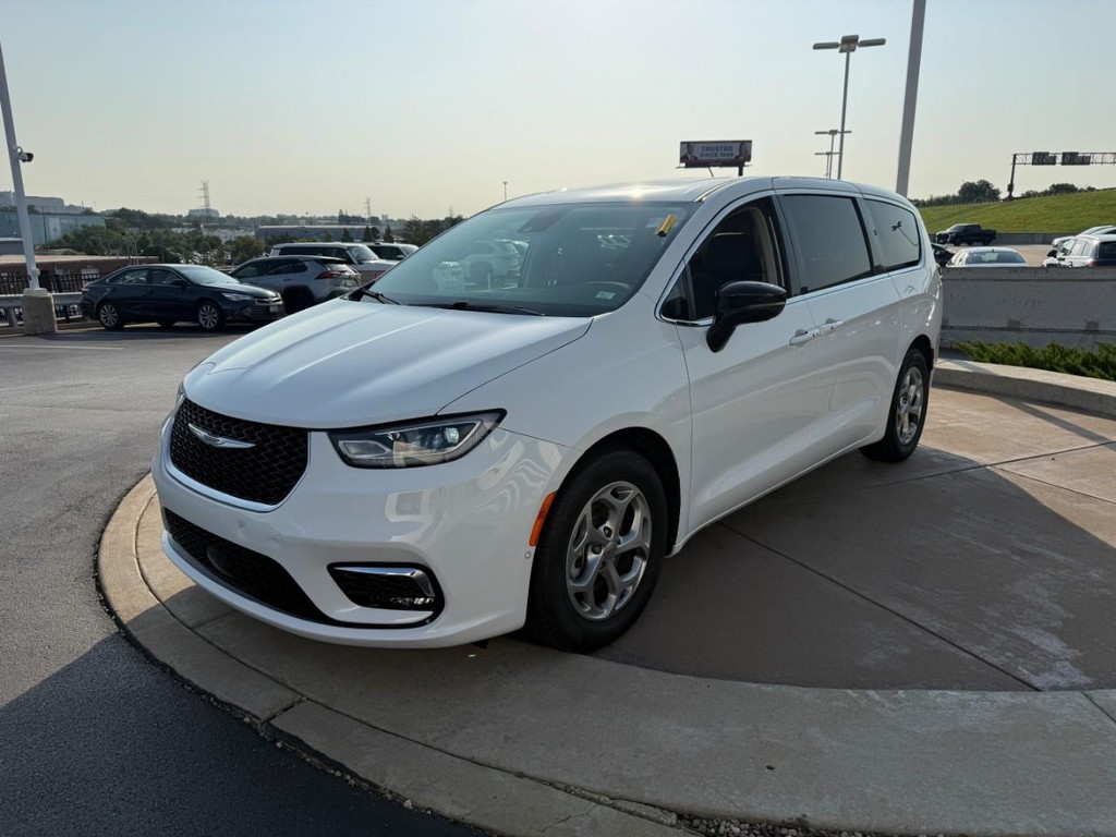 Chrysler Pacifica Vehicle Full-screen Gallery Image 09