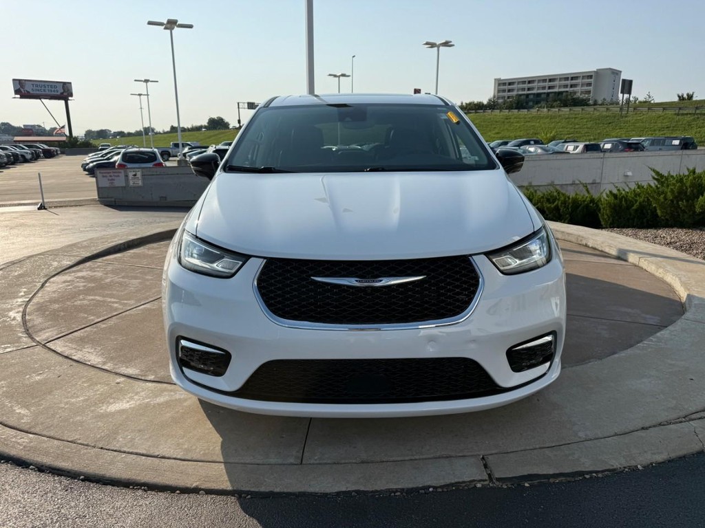 Chrysler Pacifica Vehicle Full-screen Gallery Image 10