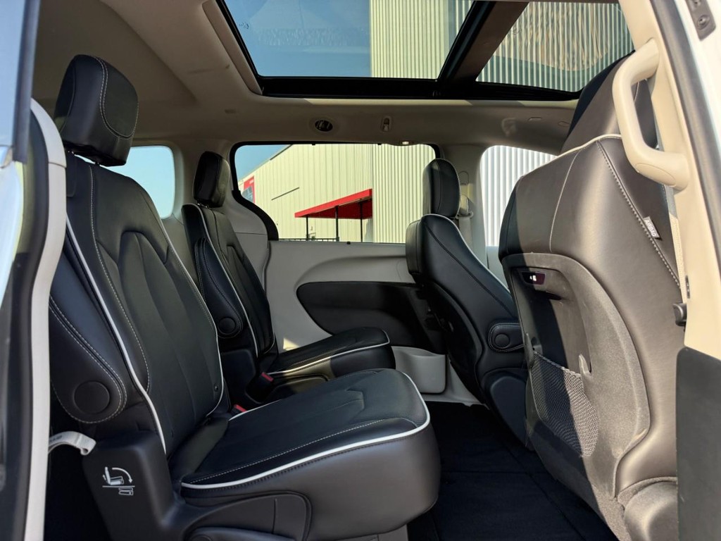Chrysler Pacifica Vehicle Full-screen Gallery Image 11