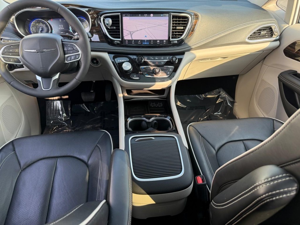 Chrysler Pacifica Vehicle Full-screen Gallery Image 12