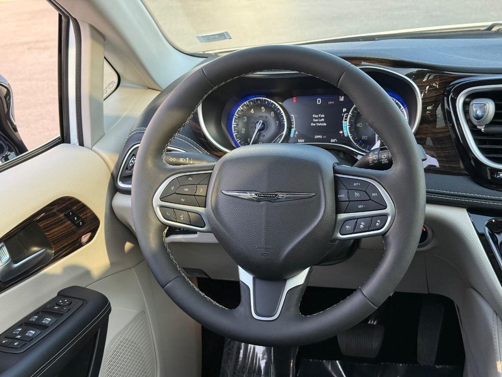 Chrysler Pacifica Vehicle Full-screen Gallery Image 13
