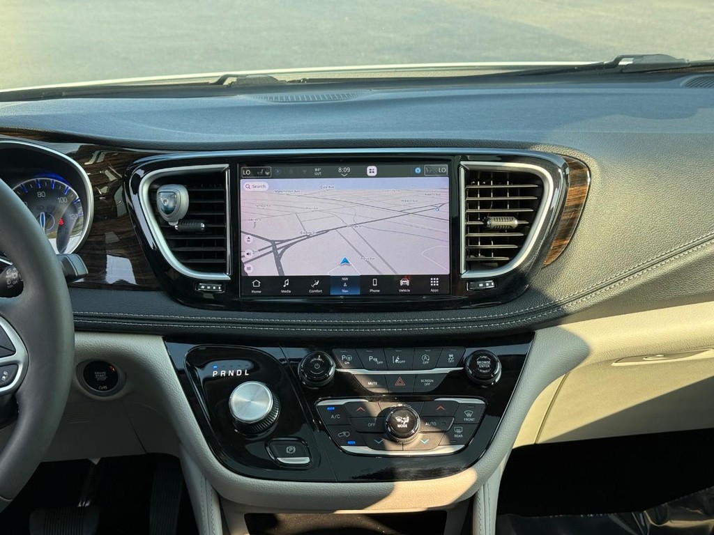 Chrysler Pacifica Vehicle Full-screen Gallery Image 14