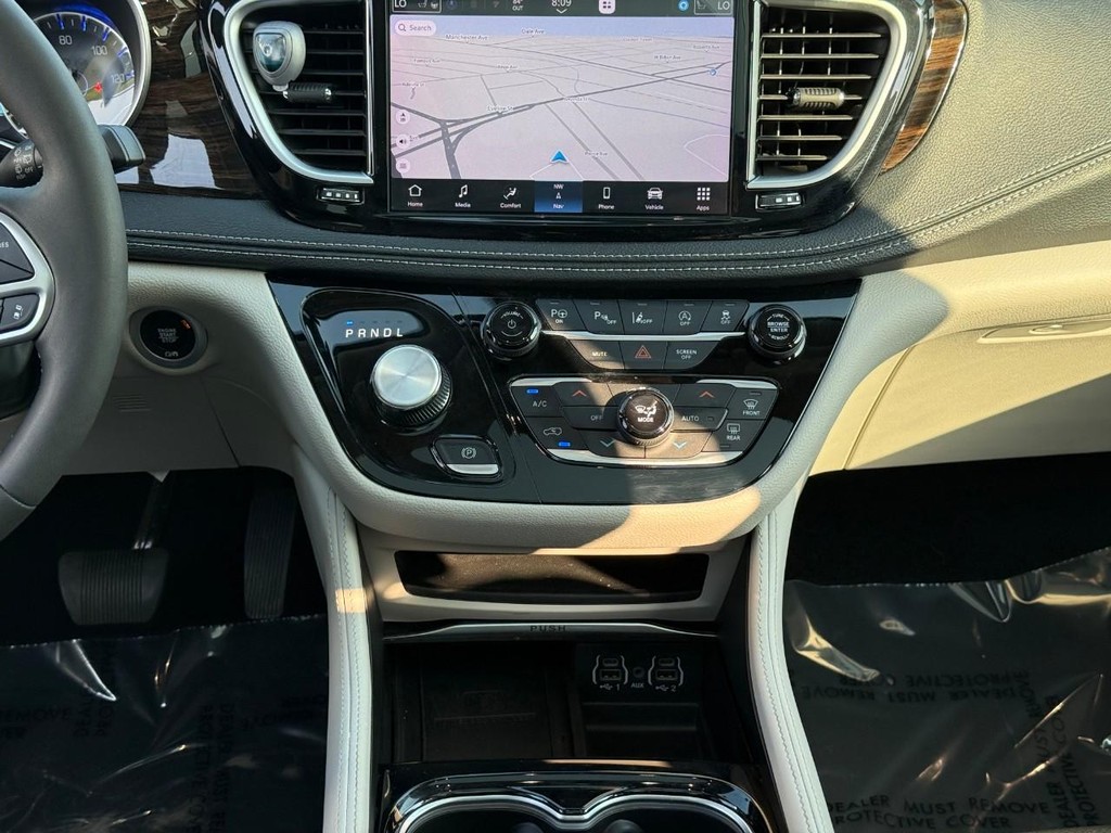 Chrysler Pacifica Vehicle Full-screen Gallery Image 15