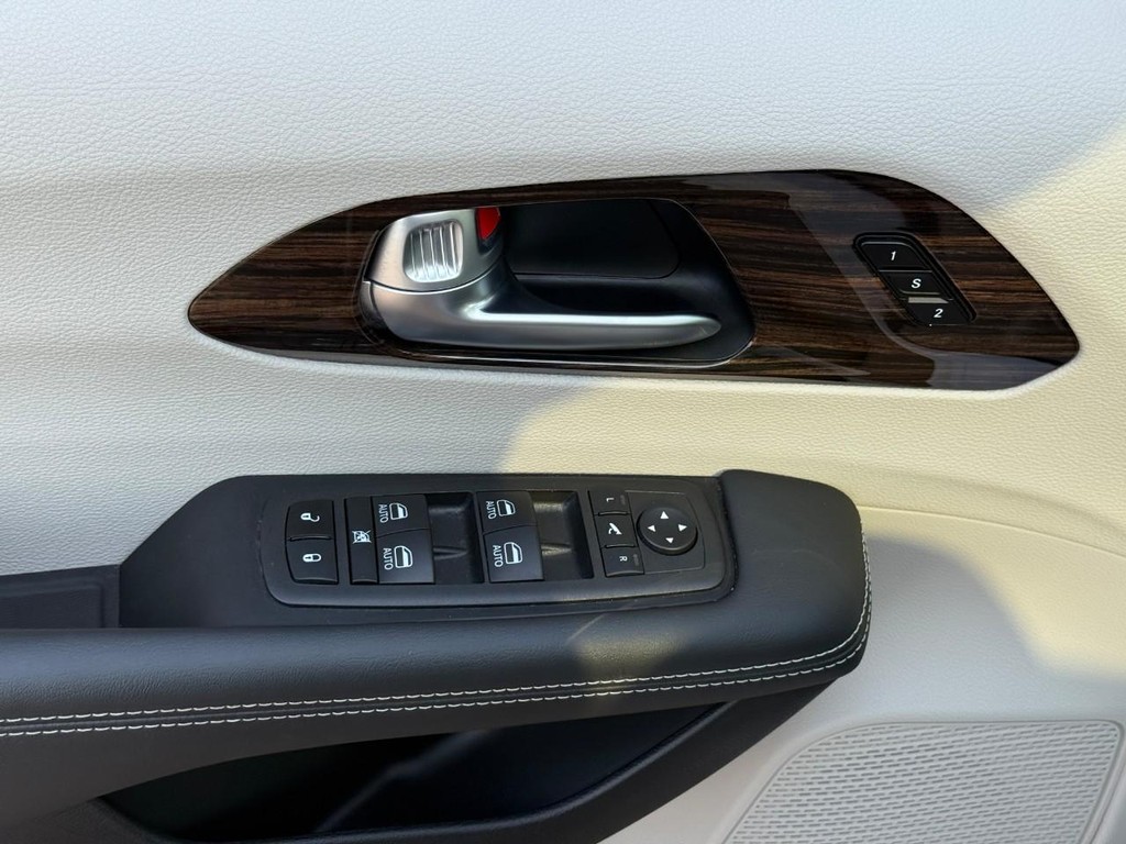 Chrysler Pacifica Vehicle Full-screen Gallery Image 16