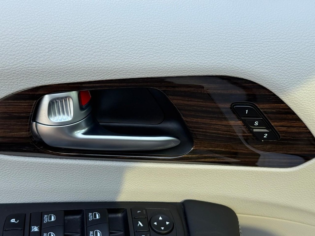 Chrysler Pacifica Vehicle Full-screen Gallery Image 17