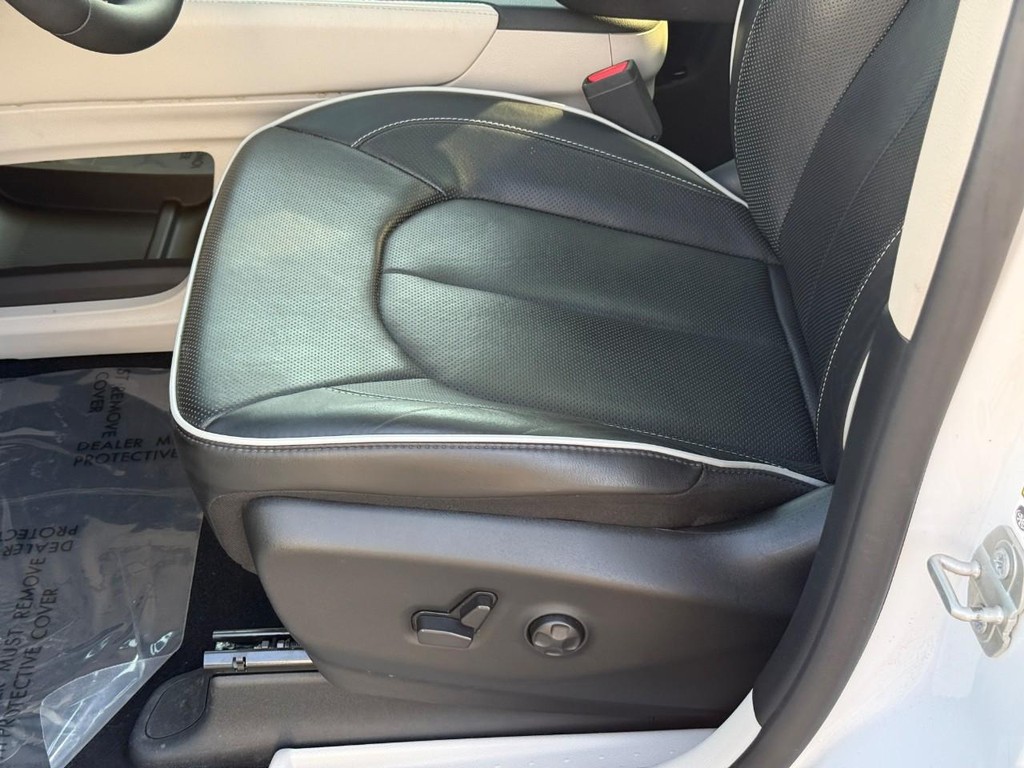 Chrysler Pacifica Vehicle Full-screen Gallery Image 18