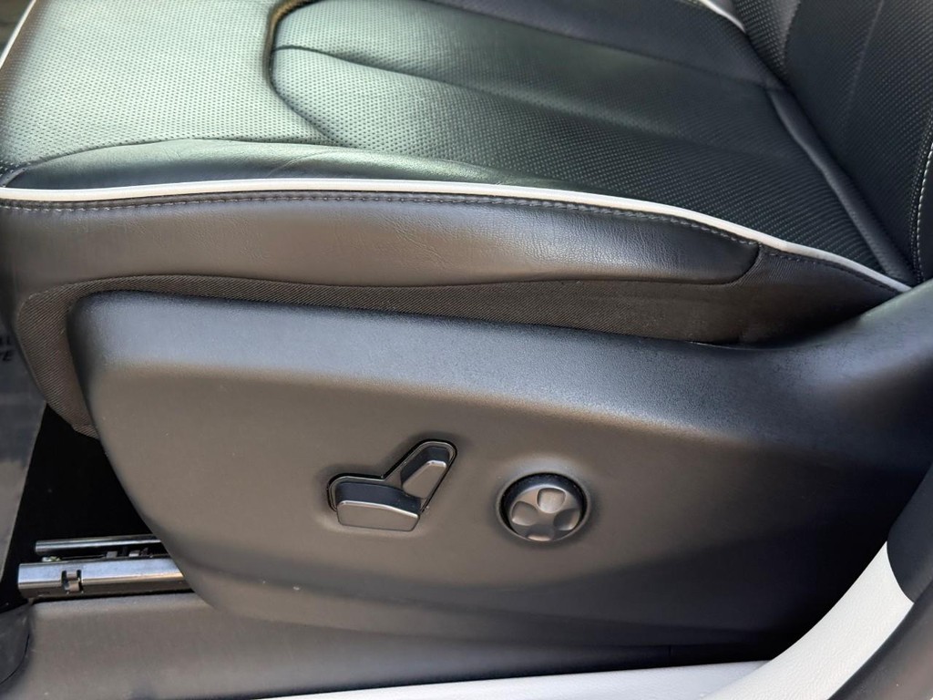Chrysler Pacifica Vehicle Full-screen Gallery Image 19