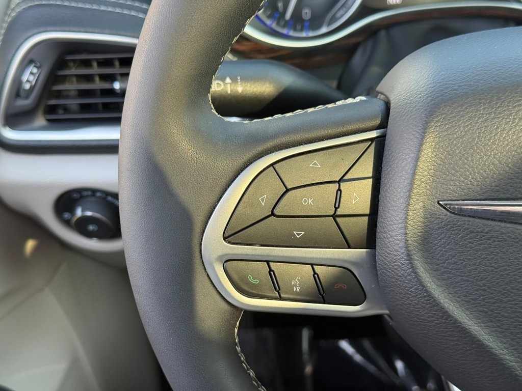 Chrysler Pacifica Vehicle Full-screen Gallery Image 20