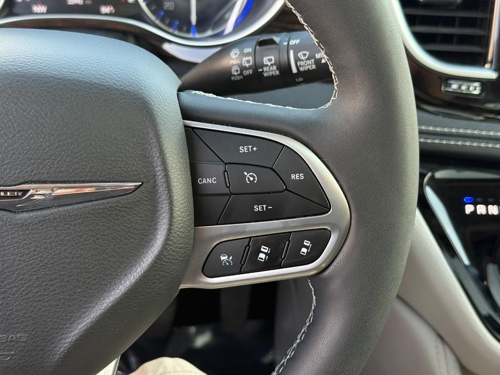 Chrysler Pacifica Vehicle Full-screen Gallery Image 21