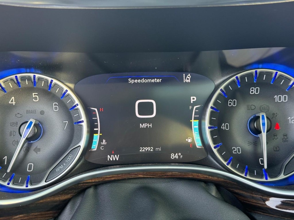 Chrysler Pacifica Vehicle Full-screen Gallery Image 23