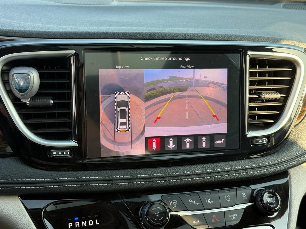 Chrysler Pacifica Vehicle Full-screen Gallery Image 24