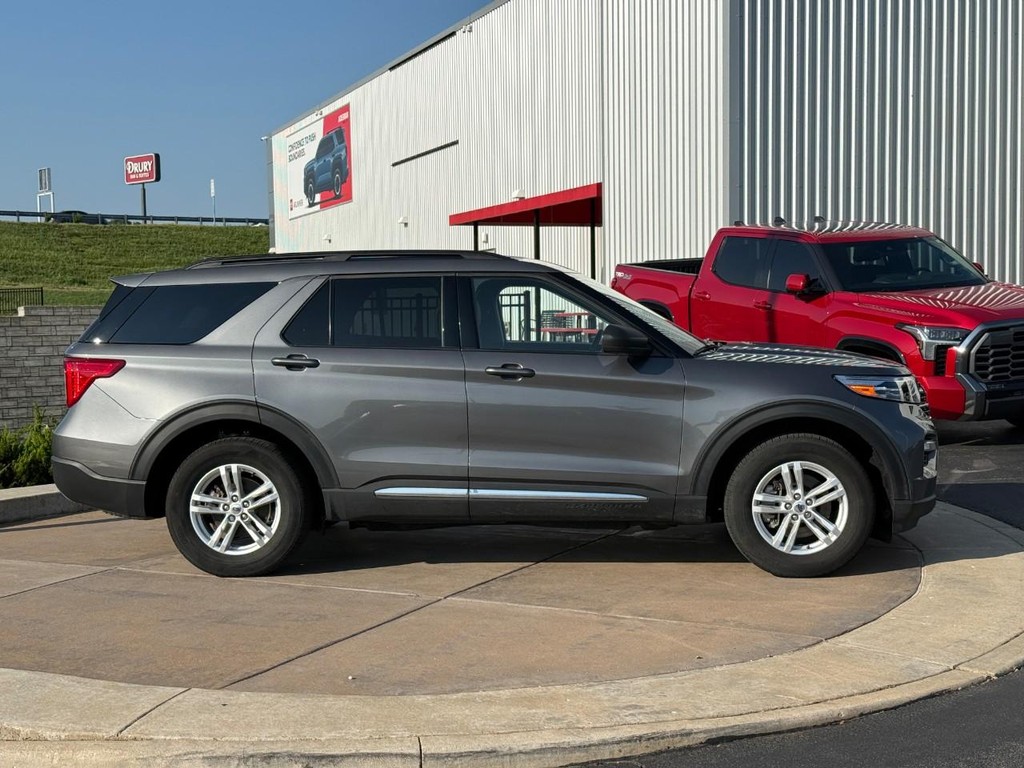 Ford Explorer Vehicle Full-screen Gallery Image 02