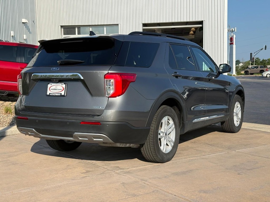 Ford Explorer Vehicle Full-screen Gallery Image 03