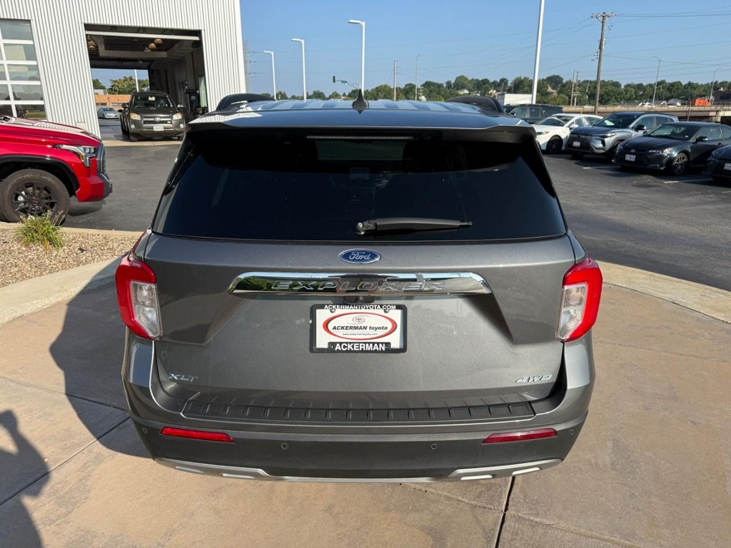 Ford Explorer Vehicle Full-screen Gallery Image 07