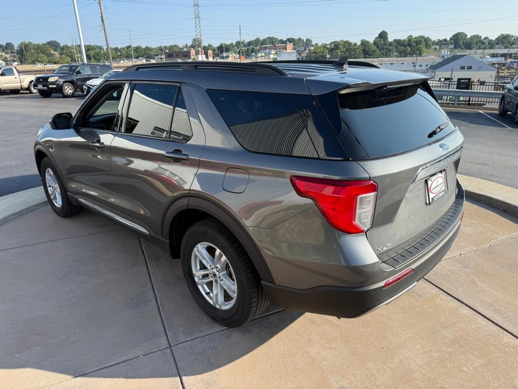 Ford Explorer Vehicle Full-screen Gallery Image 08