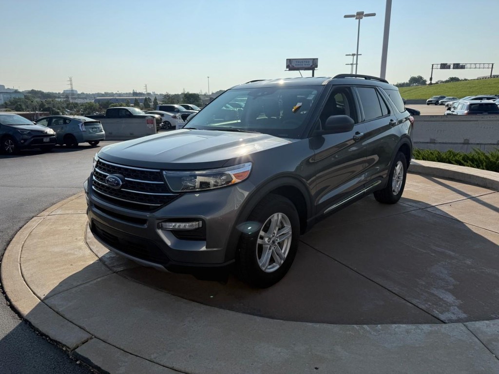 Ford Explorer Vehicle Full-screen Gallery Image 09