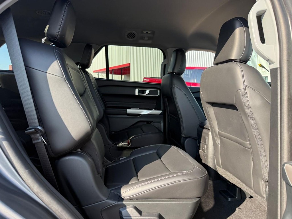 Ford Explorer Vehicle Full-screen Gallery Image 11