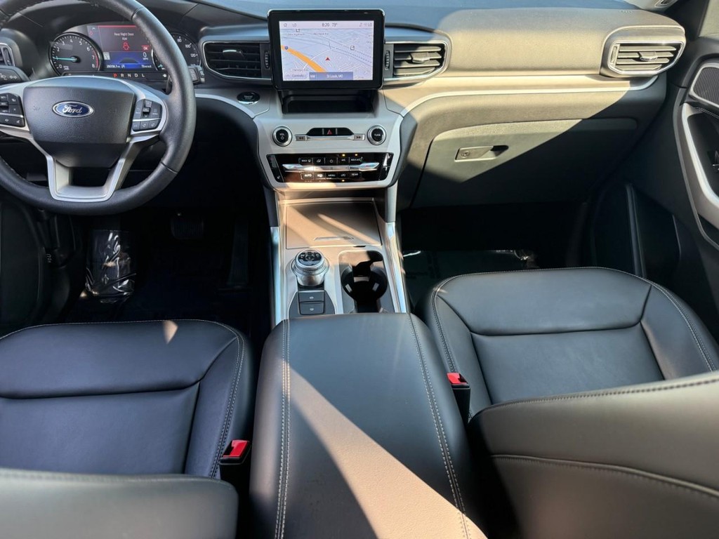 Ford Explorer Vehicle Full-screen Gallery Image 12