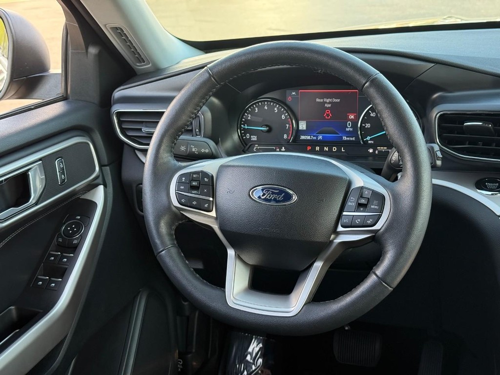 Ford Explorer Vehicle Full-screen Gallery Image 13