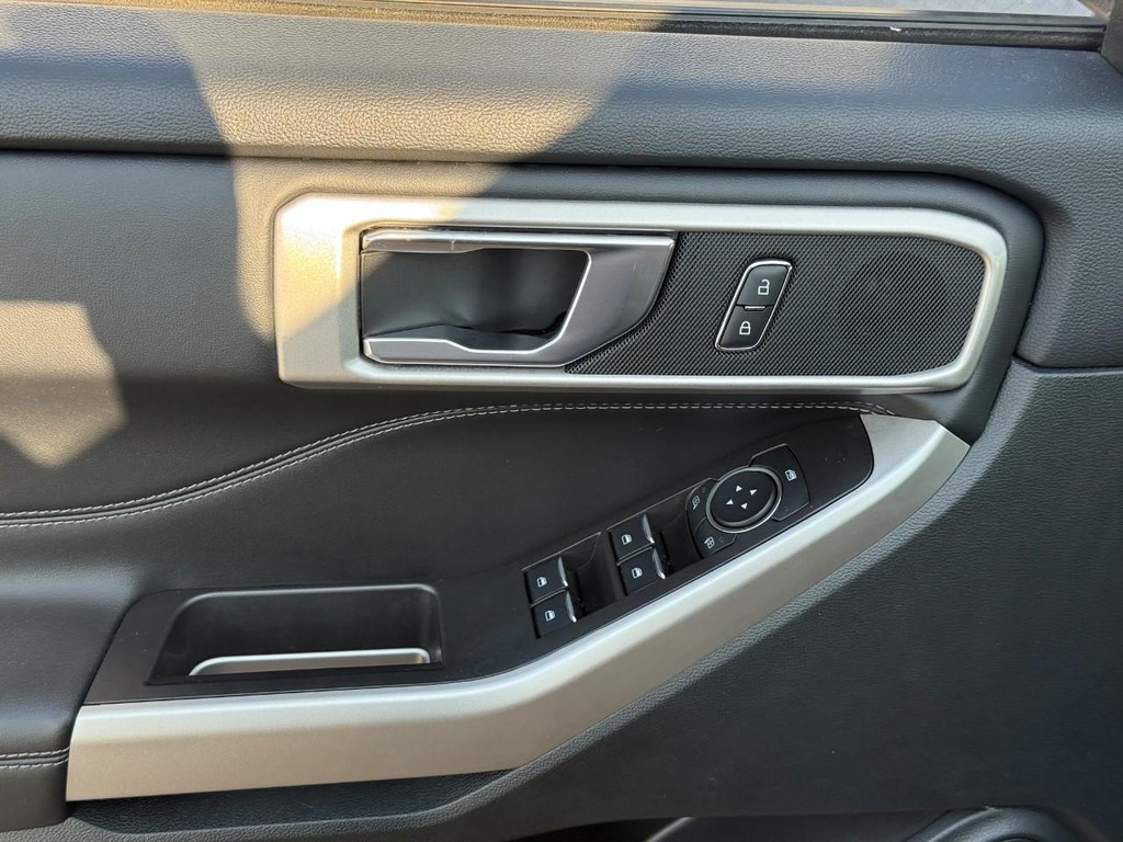 Ford Explorer Vehicle Full-screen Gallery Image 16