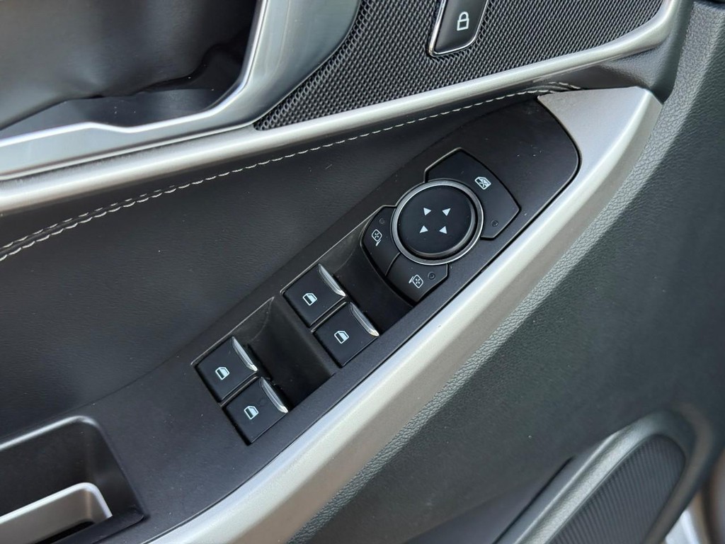 Ford Explorer Vehicle Full-screen Gallery Image 17