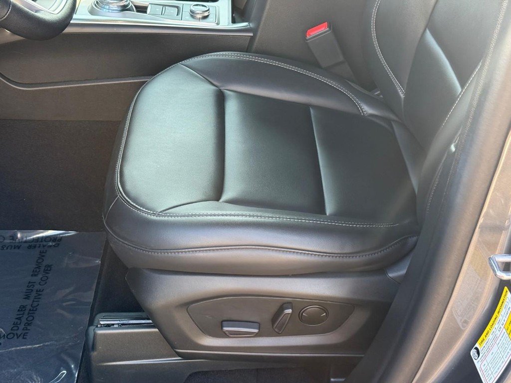 Ford Explorer Vehicle Full-screen Gallery Image 18