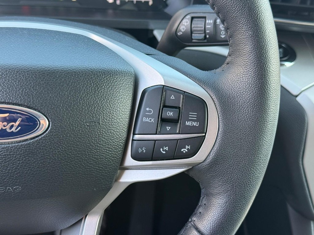 Ford Explorer Vehicle Full-screen Gallery Image 21