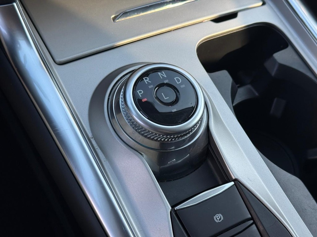 Ford Explorer Vehicle Full-screen Gallery Image 23