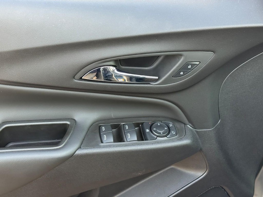 Chevrolet Equinox Vehicle Full-screen Gallery Image 16