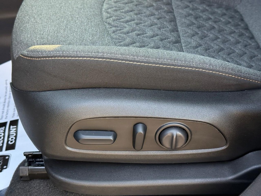 Chevrolet Equinox Vehicle Full-screen Gallery Image 18
