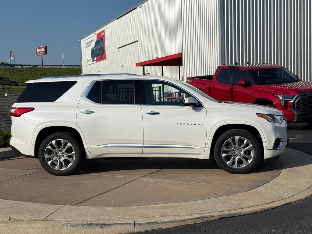 Chevrolet Traverse Vehicle Full-screen Gallery Image 02