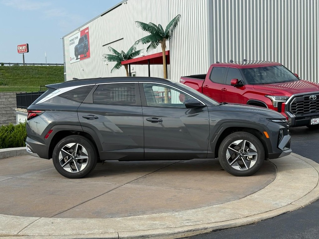 Hyundai Tucson Vehicle Full-screen Gallery Image 02