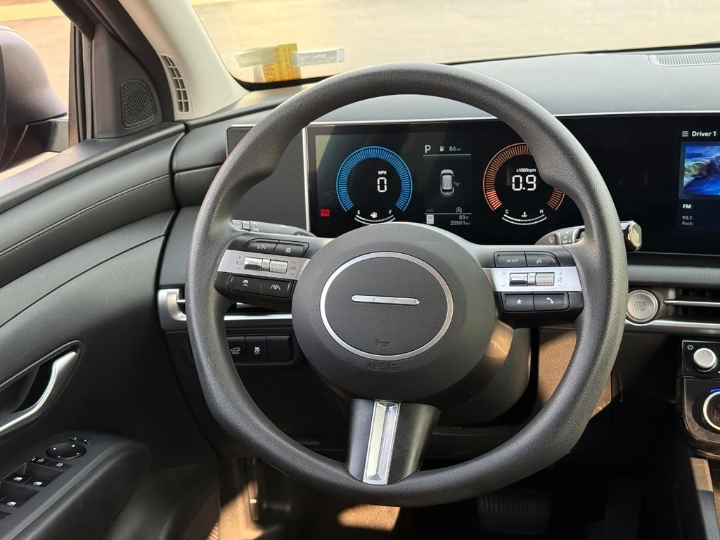 Hyundai Tucson Vehicle Full-screen Gallery Image 12