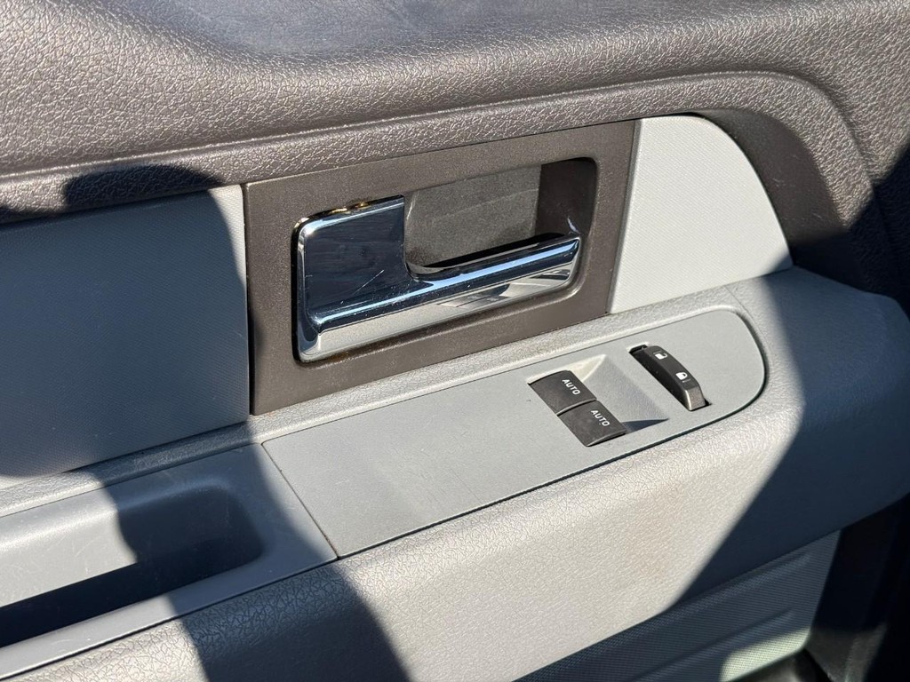 Ford F-150 Vehicle Full-screen Gallery Image 08